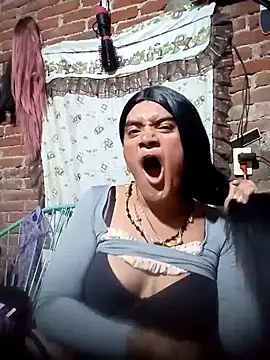 Snapshot of yovana13 chatting on 09/29/25, 12:43 yovana13 online show from 09/29/25, 12:43