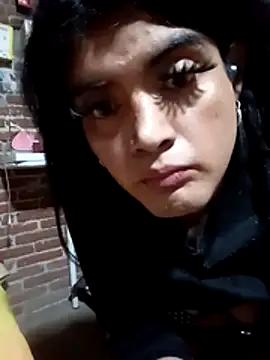 Snapshot of yovana13 chatting on 11/24/25, 01:11 yovana13 online show from 11/24/25, 01:11