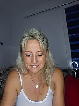 Snapshot of almaluna7 chatting on 06/17/26, 12:35 almaluna7 online show from 06/17/26, 12:35