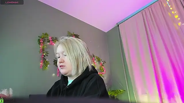 Snapshot of Sara_Robinson chatting on 03/17/26, 03:00 Sara Robinson online show from 03/17/26, 03:00