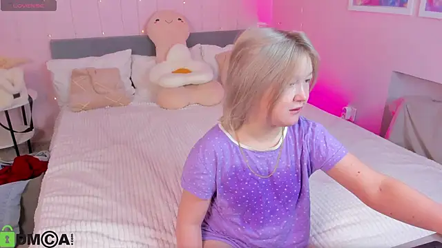 Snapshot of Sara_Robinson chatting on 04/21/26, 02:51 Sara Robinson online show from 04/21/26, 02:51