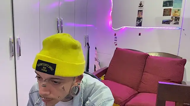 Snapshot of Seebohm1111 chatting on 11/02/25, 02:03 Seebohm1111 online show from 11/02/25, 02:03