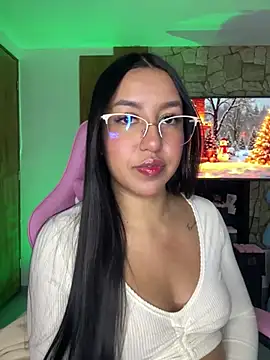 Snapshot of Tamara_Roberts1 chatting on 12/17/24, 03:28 Tamara Roberts1 online show from 12/17/24, 03:28