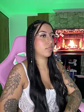 Snapshot of Tamara_Roberts1 chatting on 12/28/24, 05:23 Tamara Roberts1 online show from 12/28/24, 05:23