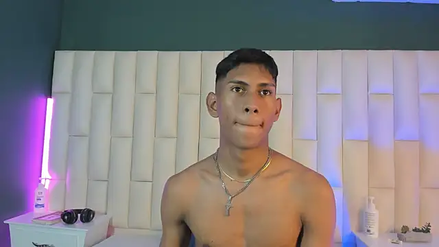 Snapshot of Nick_Collins18 chatting on 02/16/25, 04:31 Nick Collins18 online show from 02/16/25, 04:31