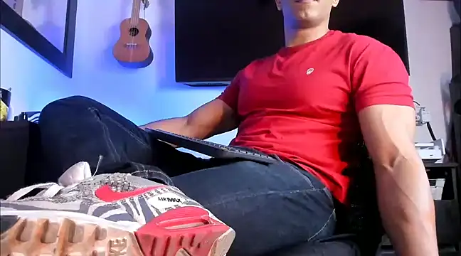 Snapshot of _Heracles1 chatting on 12/12/24, 01:49  Heracles1 online show from 12/12/24, 01:49