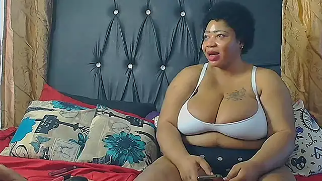 Snapshot of HUMONGUOUSTITSS chatting on 12/08/24, 02:41 HUMONGUOUSTITSS online show from 12/08/24, 02:41