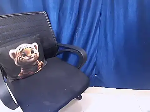 Snapshot of cutie-pie8 chatting on 02/28/25, 08:18 cutie-pie8 online show from 02/28/25, 08:18