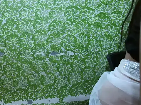 Snapshot of cutie-pie8 chatting on 09/18/25, 06:43 cutie-pie8 online show from 09/18/25, 06:43