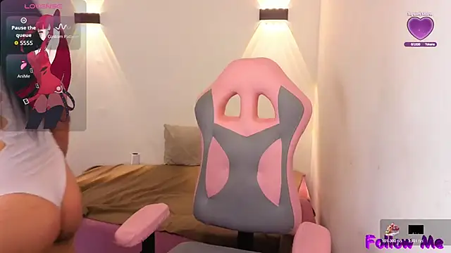 Snapshot of vittorialombardi__ chatting on 12/18/25, 07:14 vittorialombardi online show from 12/18/25, 07:14