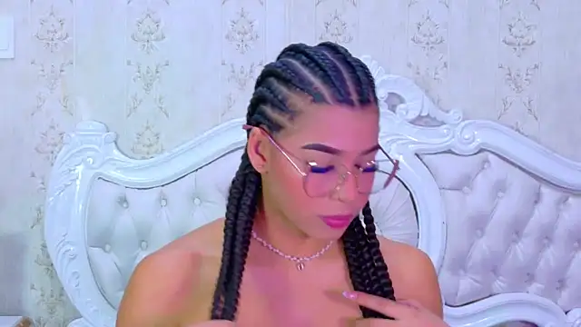 Snapshot of TiaraRosse chatting on 11/24/25, 01:11 TiaraRosse online show from 11/24/25, 01:11