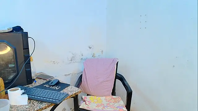 Snapshot of Oh_Tique chatting on 04/29/26, 01:15 Oh Tique online show from 04/29/26, 01:15