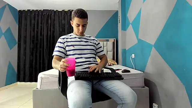 Snapshot of simookeler chatting on 12/16/24, 06:43 simookeler online show from 12/16/24, 06:43