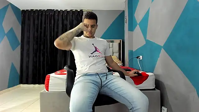 Snapshot of simookeler chatting on 12/21/24, 11:02 simookeler online show from 12/21/24, 11:02