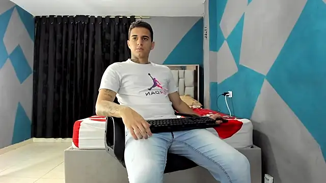 Snapshot of simookeler chatting on 12/22/24, 02:39 simookeler online show from 12/22/24, 02:39