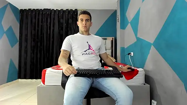 Snapshot of simookeler chatting on 12/22/24, 05:45 simookeler online show from 12/22/24, 05:45