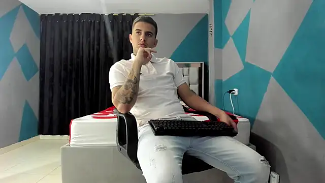 Snapshot of simookeler chatting on 12/29/24, 10:57 simookeler online show from 12/29/24, 10:57