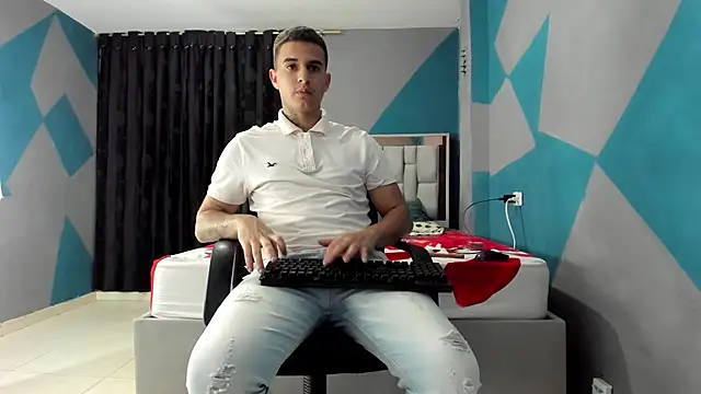 Snapshot of simookeler chatting on 12/30/24, 11:37 simookeler online show from 12/30/24, 11:37