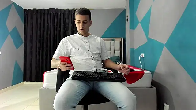 Snapshot of simookeler chatting on 12/31/24, 02:29 simookeler online show from 12/31/24, 02:29