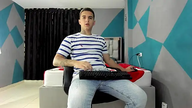 Snapshot of simookeler chatting on 12/31/24, 08:23 simookeler online show from 12/31/24, 08:23