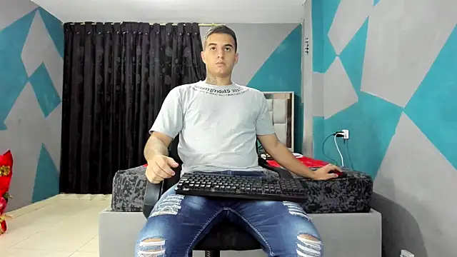 Snapshot of simookeler chatting on 03/15/25, 02:46 simookeler online show from 03/15/25, 02:46