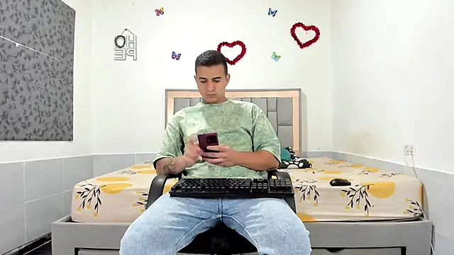 Snapshot of simookeler chatting on 10/23/25, 01:16 simookeler online show from 10/23/25, 01:16