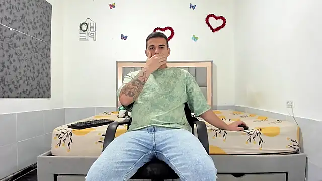 Snapshot of simookeler chatting on 10/24/25, 12:52 simookeler online show from 10/24/25, 12:52