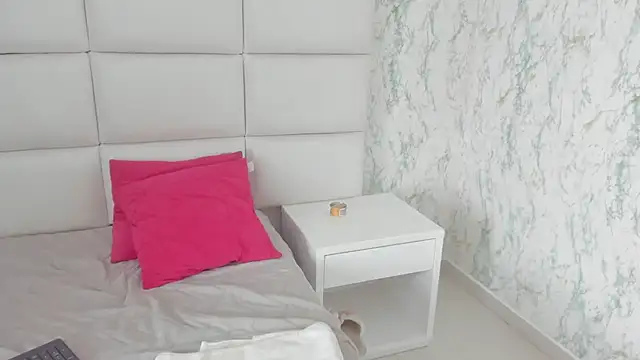 MIA  SAENZ online show from 03/01/25, 03:38