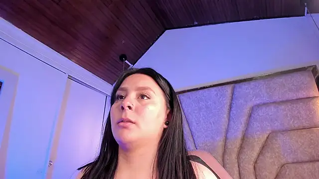 Snapshot of EmaJames25 chatting on 11/14/25, 07:45 EmaJames25 online show from 11/14/25, 07:45