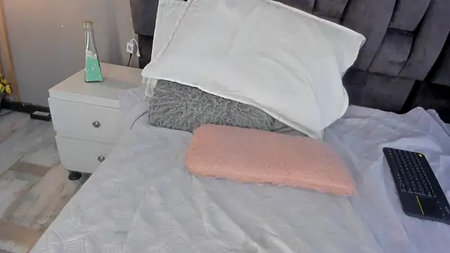 estefania  gomez online show from 02/13/25, 12:02