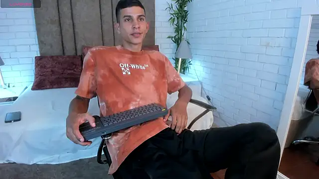 Snapshot of Aaron_Scoot chatting on 12/20/24, 11:16 Aaron Scoot online show from 12/20/24, 11:16