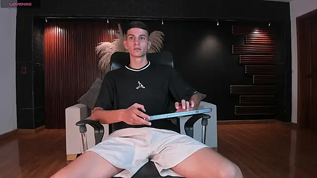 Snapshot of Aaron_Scoot chatting on 12/27/24, 12:39 Aaron Scoot online show from 12/27/24, 12:39