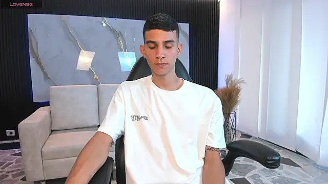 Snapshot of Aaron_Scoot chatting on 03/05/26, 09:44 Aaron Scoot online show from 03/05/26, 09:44