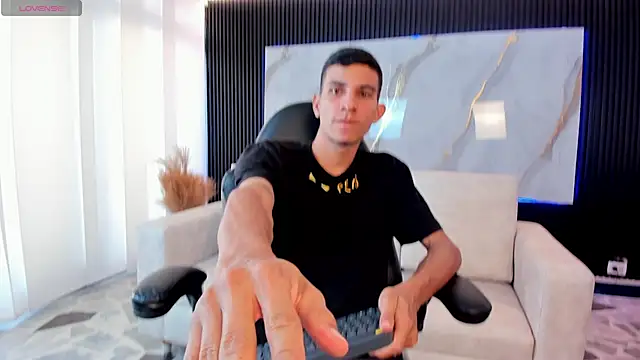 Snapshot of Aaron_Scoot chatting on 03/09/26, 08:35 Aaron Scoot online show from 03/09/26, 08:35