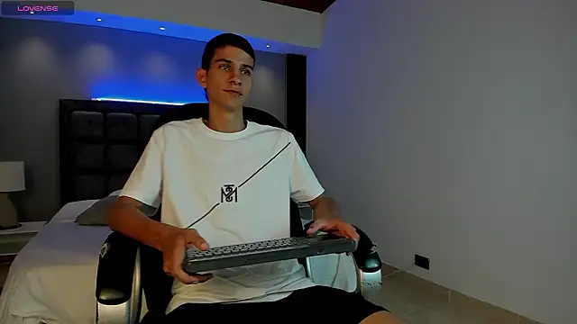 Snapshot of Aaron_Scoot chatting on 03/18/26, 08:01 Aaron Scoot online show from 03/18/26, 08:01