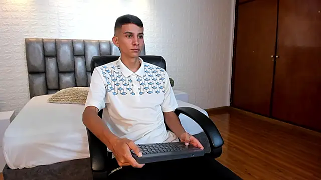 Snapshot of Aaron_Scoot chatting on 03/19/26, 09:19 Aaron Scoot online show from 03/19/26, 09:19