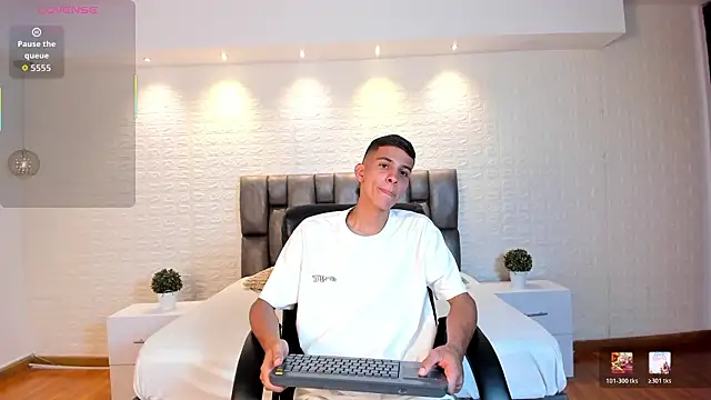 Snapshot of Aaron_Scoot chatting on 03/20/26, 08:03 Aaron Scoot online show from 03/20/26, 08:03