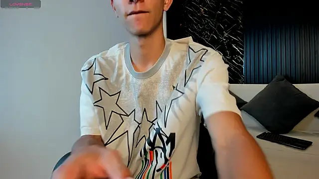 Snapshot of Aaron_Scoot chatting on 04/01/26, 08:06 Aaron Scoot online show from 04/01/26, 08:06