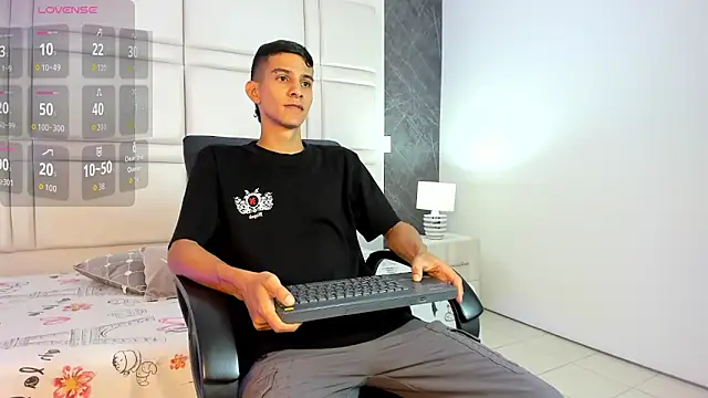 Snapshot of Aaron_Scoot chatting on 04/07/26, 08:20 Aaron Scoot online show from 04/07/26, 08:20