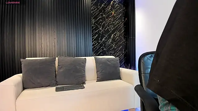 Snapshot of Aaron_Scoot chatting on 04/12/26, 01:49 Aaron Scoot online show from 04/12/26, 01:49