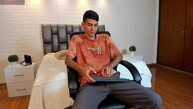 Snapshot of Aaron_Scoot chatting on 04/13/26, 08:58 Aaron Scoot online show from 04/13/26, 08:58