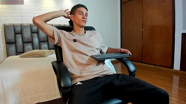 Snapshot of Aaron_Scoot chatting on 04/14/26, 08:26 Aaron Scoot online show from 04/14/26, 08:26