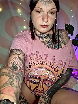 Snapshot of lizzardqueeen chatting on 03/08/26, 03:54 lizzardqueeen online show from 03/08/26, 03:54