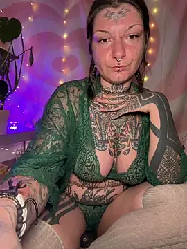 Snapshot of lizzardqueeen chatting on 04/04/26, 08:23 lizzardqueeen online show from 04/04/26, 08:23