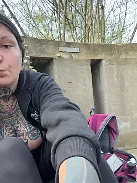 Snapshot of lizzardqueeen chatting on 04/06/26, 02:07 lizzardqueeen online show from 04/06/26, 02:07