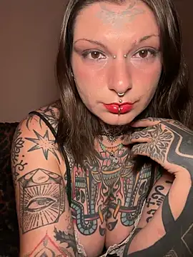 Snapshot of lizzardqueeen chatting on 04/16/26, 05:47 lizzardqueeen online show from 04/16/26, 05:47