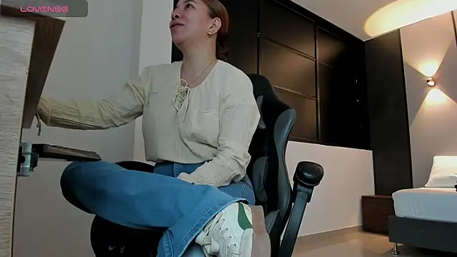 alma fenix online show from 09/16/25, 12:17