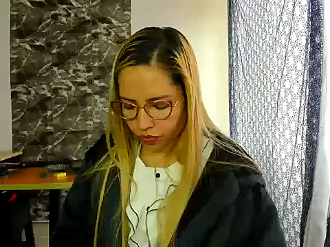 Snapshot of MISSLAUR4 chatting on 01/04/25, 04:54 MISSLAUR4 online show from 01/04/25, 04:54