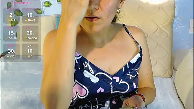 Snapshot of venus_swet_ chatting on 03/17/26, 01:43 venus swet online show from 03/17/26, 01:43