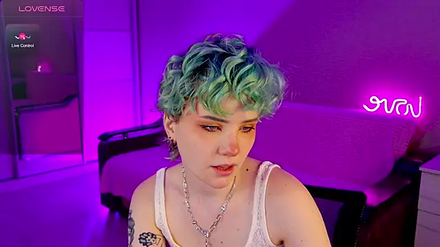 School Love online show from 01/05/25, 01:15